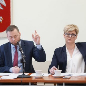 Radni zaniepokojeni. Asfalt na drodze Dziwnów - Międzywodzie sfrezowany Radni zaniepokojeni. Asfalt na drodze Dziwnów - Międzywodzie sfrezowany