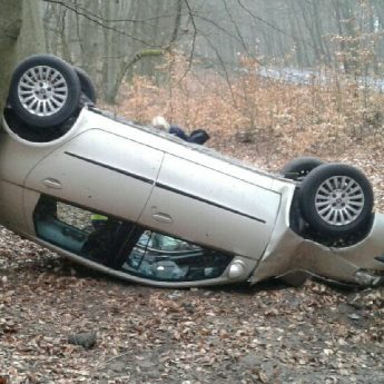 Dachowanie pod Wisełką. Przyczyną prędkość i letnie opony Dachowanie pod Wisełką. Przyczyną prędkość i letnie opony