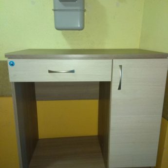 sprzedam dwa porządne biurka z płyty MDF sprzedam dwa porządne biurka z płyty MDF
