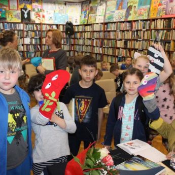 Justyna Bednarek w międzyzdrojskiej bibliotece Justyna Bednarek w międzyzdrojskiej bibliotece