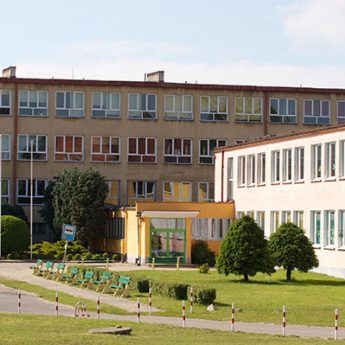 "Wszystkie drzwi pozamykane (...) Spodnie z dziurami prowokują chłopców". Czytelniczka o restrykcjach w szkole w Golczewie "Wszystkie drzwi pozamykane (...) Spodnie z dziurami prowokują chłopców". Czytelniczka o restrykcjach w szkole w Golczewie